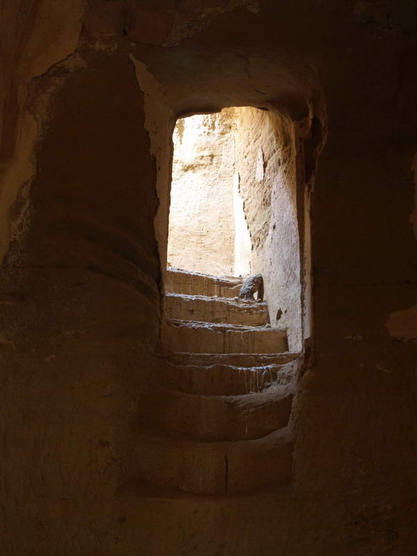 ESCALERA TALLADA EN PIEDRA EN LA CABECERA DE LA SALA